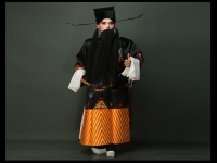 京剧服装中男性角色蟒袍上的动物(京剧服装中男性角色蟒袍上的动物是A凤B龙C虎D蛇)